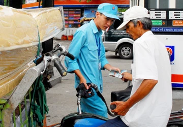 Cử tri kiến nghị: Bỏ quỹ bình ổn giá xăng dầu... ảnh 1