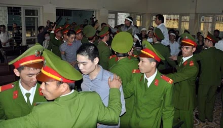 Trực tiếp phiên xử phúc thẩm sát thủ Lê Văn Luyện: Còn nhiều tình tiết khất tất chưa làm rõ ảnh 3 Trực tiếp phiên xử phúc thẩm sát thủ Lê Văn Luyện: Còn nhiều tình tiết khất tất chưa làm rõ ảnh 3