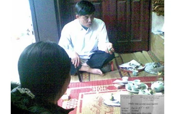 Nô nức đi xem bói đầu năm để... rước lo vào người ảnh 1 Nô nức đi xem bói đầu năm để... rước lo vào người ảnh 1