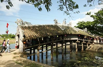 Được xây dựng từ năm 1776, cầu Ngói Thanh Toàn (dài 17 mét, rộng 4 mét), được công nhận là Di tích Lịch sử Quốc gia vào năm 1991. Ảnh: Hồng Vân. Được xây dựng từ năm 1776, cầu Ngói Thanh Toàn (dài 17 mét, rộng 4 mét), được công nhận là Di tích Lịch sử Quốc gia vào năm 1991. Ảnh: Hồng Vân.