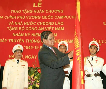 Bộ Công an đón nhận Huân chương cao quý của Campuchia và Lào ảnh 2