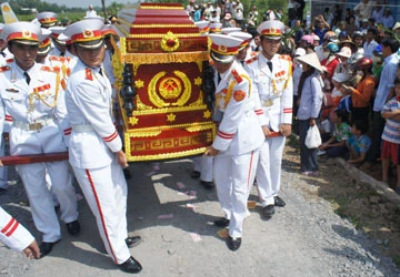 GS Trần Văn Giàu về đất mẹ theo đúng ý nguyện ảnh 2 GS Trần Văn Giàu về đất mẹ theo đúng ý nguyện ảnh 2