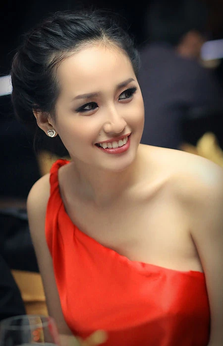 Mai Phương Thúy đẹp với váy lụa hở lưng ảnh 5 Mai Phương Thúy đẹp với váy lụa hở lưng ảnh 5