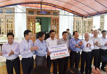 TP.HCM tặng ngư dân Quảng Ngãi 2 tỉ đồng ảnh 1 TP.HCM tặng ngư dân Quảng Ngãi 2 tỉ đồng ảnh 1