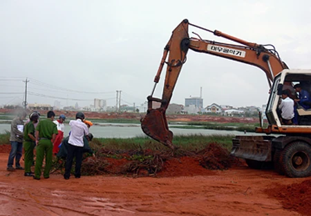 Vụ va li tiền bỏ rơi cạnh quốc lộ 1A: Giám định số tiền nhặt được ảnh 1 Vụ va li tiền bỏ rơi cạnh quốc lộ 1A: Giám định số tiền nhặt được ảnh 1