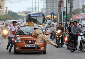 Xử nghiêm tài xế hất cảnh sát lên capô ảnh 1