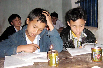 Giờ tự học ở trường nội trú xã Sín Thầu, Mường Nhé, Điện Biên