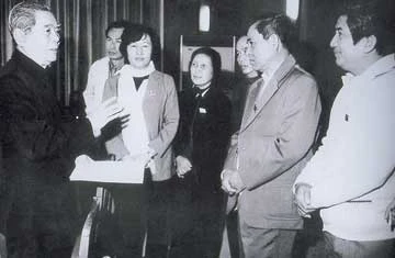 Cố Tổng Bí thư Nguyễn Văn Linh (bìa trái) nói chuyện với các đại biểu QH. Cố Tổng Bí thư Nguyễn Văn Linh (bìa trái) nói chuyện với các đại biểu QH.