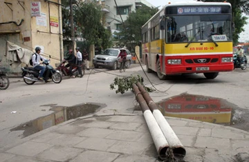 Cột điện đổ trên đường Nguyễn Trãi ảnh 1 Cột điện đổ trên đường Nguyễn Trãi ảnh 1