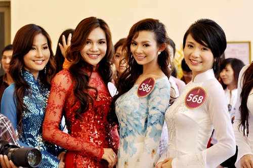 Jennifer làm MC chung kết HHTGNV ảnh 2 Jennifer làm MC chung kết HHTGNV ảnh 2