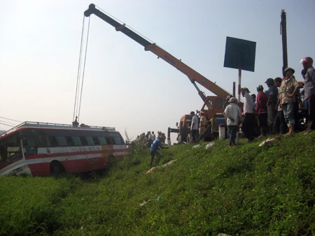 Xe lao xuống ruộng, 20 hành khách hú vía ảnh 2 Xe lao xuống ruộng, 20 hành khách hú vía ảnh 2