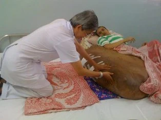 Mời chuyên gia nước ngoài cứu bệnh nhân “chân voi” ảnh 1
