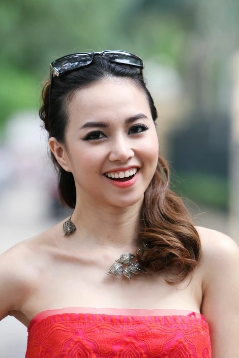 Đinh Ngọc Diệp xinh tươi dạo phố Hà Nội ảnh 1