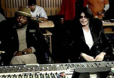 Will.I.Am và Michael Jackson trong thời gian cộng tác làm album "Thriller" hồi năm 2008. Ảnh: illestlyrics. Will.I.Am và Michael Jackson trong thời gian cộng tác làm album "Thriller" hồi năm 2008. Ảnh: illestlyrics.