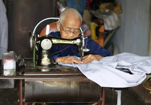Người phụ nữ may gối cho vua Bảo Đại ảnh 1 Người phụ nữ may gối cho vua Bảo Đại ảnh 1