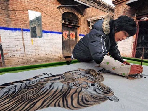 Cả làng giàu nhờ tranh hổ ảnh 4 Cả làng giàu nhờ tranh hổ ảnh 4