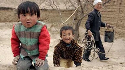 Những ngôi làng chỉ toàn trẻ em và người già ảnh 1