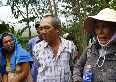 Đá lăn từ núi Cấm đè bẹp ôtô, 6 người chết ảnh 10 Đá lăn từ núi Cấm đè bẹp ôtô, 6 người chết ảnh 10