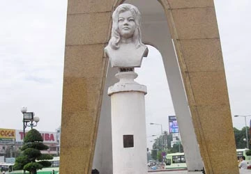 Dựng tượng Quách Thị Trang trước mũi súng cảnh sát ảnh 1 Dựng tượng Quách Thị Trang trước mũi súng cảnh sát ảnh 1