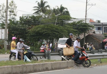 Vĩnh Long: Dân phá dải phân cách để lấy lối đi ảnh 1 Vĩnh Long: Dân phá dải phân cách để lấy lối đi ảnh 1