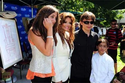 Con Michael Jackson phải sống bằng trợ cấp ảnh 1