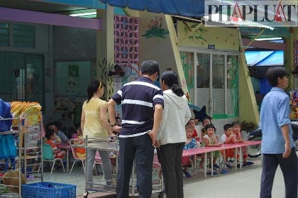 Chùm ảnh: Hiện trường vụ bắt cóc học sinh trường mầm non ảnh 20 Chùm ảnh: Hiện trường vụ bắt cóc học sinh trường mầm non ảnh 20