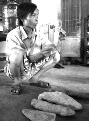 Phát hiện 14 thanh đá nghi là bộ đàn đá ảnh 1 Phát hiện 14 thanh đá nghi là bộ đàn đá ảnh 1