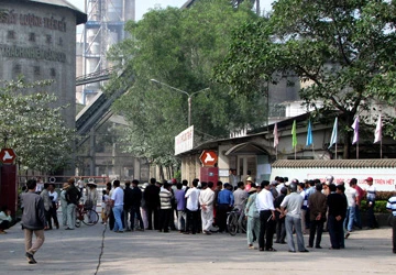Dân vây nhà máy xả khói bụi gây ô nhiễm ảnh 1 Dân vây nhà máy xả khói bụi gây ô nhiễm ảnh 1