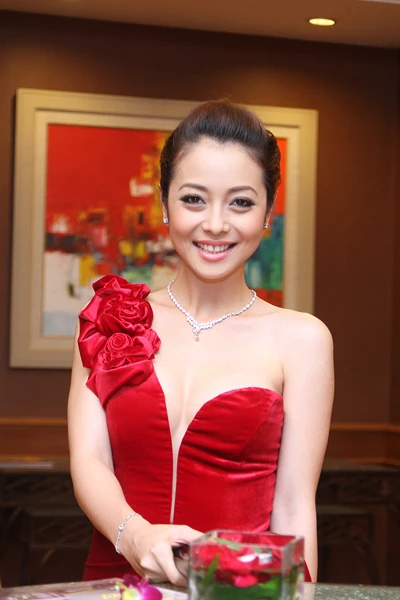 Jennifer Phạm lấp ló ngực đầy ảnh 2 Jennifer Phạm lấp ló ngực đầy ảnh 2