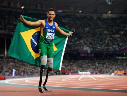 Người không chân Nam Phi Pistorius bị truất ngôi ảnh 2