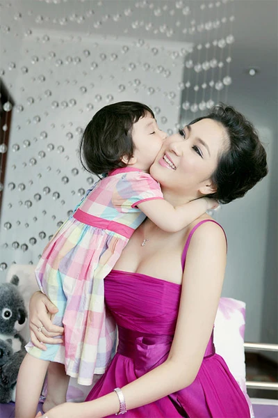 Những vòng 1 siêu đẹp của các bà mẹ một con showbiz Việt ảnh 8