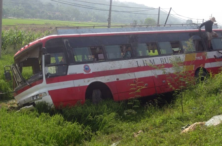 Xe lao xuống ruộng, 20 hành khách hú vía ảnh 1 Xe lao xuống ruộng, 20 hành khách hú vía ảnh 1