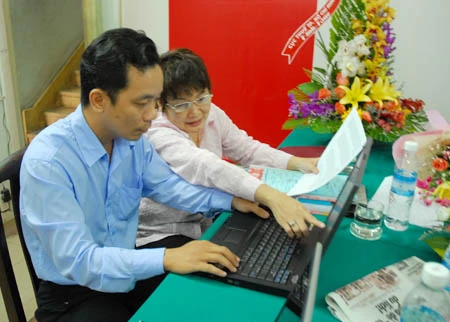 Bà Nguyễn Thị Minh Nhựt - Phó Phòng Tuyên tuyền hỗ trợ Cục thuế TP.HCM đang trả lời thư bạn đọc Bà Nguyễn Thị Minh Nhựt - Phó Phòng Tuyên tuyền hỗ trợ Cục thuế TP.HCM đang trả lời thư bạn đọc