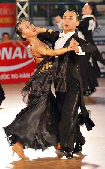 Chí Anh - Nhã Khanh trong bài thi nội dung Standard. Ảnh: Minh Thu. Chí Anh - Nhã Khanh trong bài thi nội dung Standard. Ảnh: Minh Thu.
