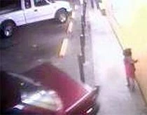 Bé gái thoát chết trong gang tấc. Ảnh: ABC news. Bé gái thoát chết trong gang tấc. Ảnh: ABC news.