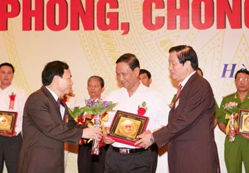 Thưởng cao để khuyến khích chống tham nhũng ảnh 1