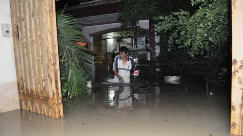 TP.HCM: Lại bể bờ bao, gần trăm hộ bị ngập ảnh 1