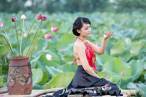 Biên tập viên Thu Hà khoe lưng trần áo yếm ảnh 3 Biên tập viên Thu Hà khoe lưng trần áo yếm ảnh 3