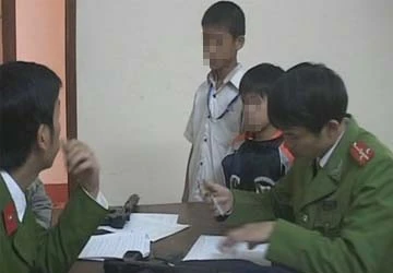 Học sinh buôn pháo kiếm tiền xài Tết ảnh 1