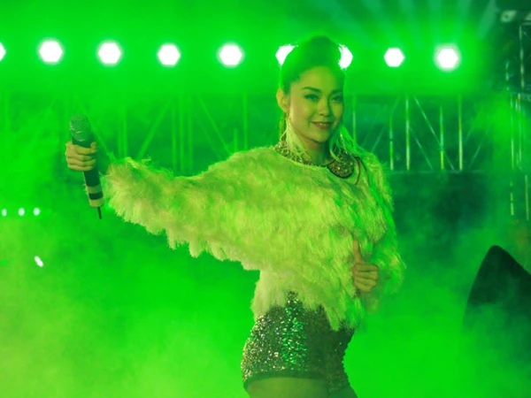 Hoàng Thùy Linh "đọ" sắc với Minh Hằng ảnh 7 Hoàng Thùy Linh "đọ" sắc với Minh Hằng ảnh 7