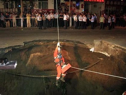 Hố tử thần "ngoạm" chết 2 người ảnh 2
