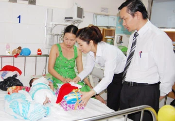 Nhiều quà Noel cho các bệnh nhi bị ung thư ảnh 1 Nhiều quà Noel cho các bệnh nhi bị ung thư ảnh 1