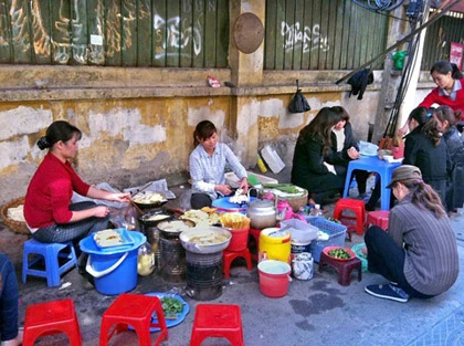 Cô gái Tây đi tìm "bát phở hoàn hảo" ở Hà Nội ảnh 1