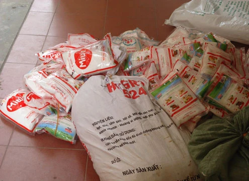 Chủ lò sản xuất mì chính, bột ngọt giả bị bắt ảnh 2 Chủ lò sản xuất mì chính, bột ngọt giả bị bắt ảnh 2