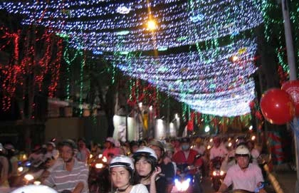 Sài Gòn được trang hoàng lộng lẫy, rực rỡ để đón năm mới. Ảnh: P.C Sài Gòn được trang hoàng lộng lẫy, rực rỡ để đón năm mới. Ảnh: P.C