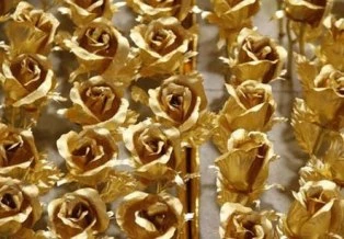 Săn hoa hồng dát vàng tặng Valentine ảnh 1 Săn hoa hồng dát vàng tặng Valentine ảnh 1