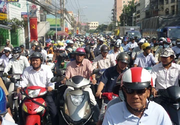 Ùn ùn về quê, tảo mộ gây ùn ứ giao thông ảnh 1
