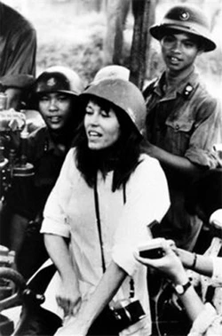 Nữ diễn viên Mỹ Jane Fonda hát các bài phản chiến tại Hà Nội năm 1972. Ảnh: AP. Nữ diễn viên Mỹ Jane Fonda hát các bài phản chiến tại Hà Nội năm 1972. Ảnh: AP.