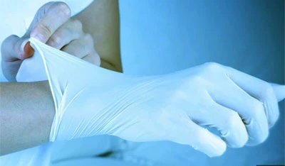 Bác sĩ quên găng tay trong cổ họng bệnh nhân ảnh 1
