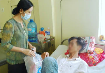 Tặng 450 phần quà cho người nhiễm HIV/AIDS ảnh 1 Tặng 450 phần quà cho người nhiễm HIV/AIDS ảnh 1